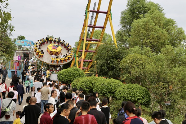 美心紅酒小鎮人氣火爆。景區供圖