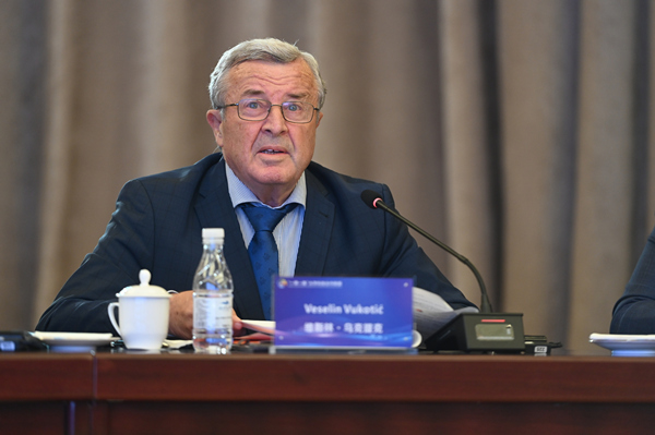 黑山下戈里察大學校長維斯林·烏克提克發言。鄒樂攝