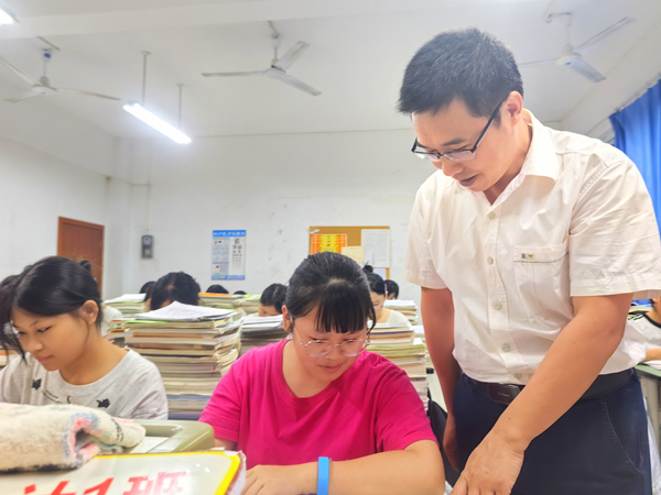 課堂上，鄧雄飛為學生答疑解惑。受訪者供圖