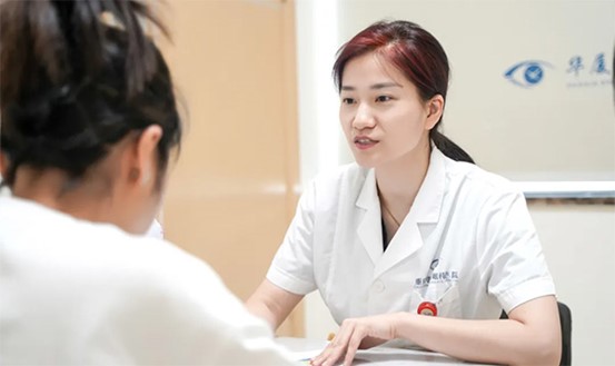 蔡錫安詢問患者眼部情況。重慶華廈眼科醫院供圖