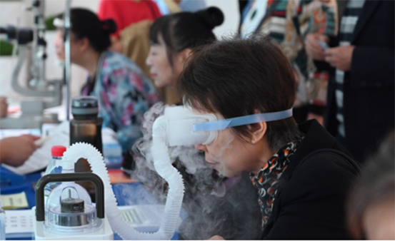 體驗眼部霧化熏蒸。重慶南坪愛爾眼科醫院供圖