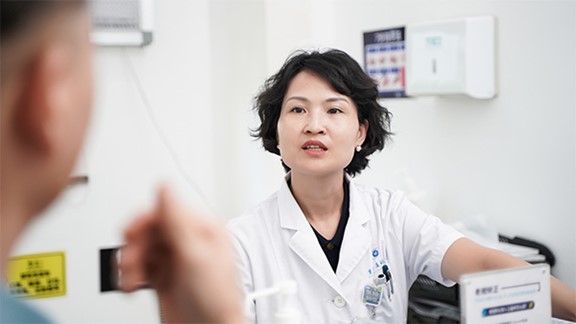 韓紅詢問患者情況。重慶華廈眼科醫院供圖