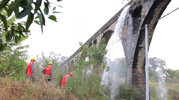 水通過水渠灌溉稻田為稻蝦養殖蓄水。國網重慶永川供電公司供圖