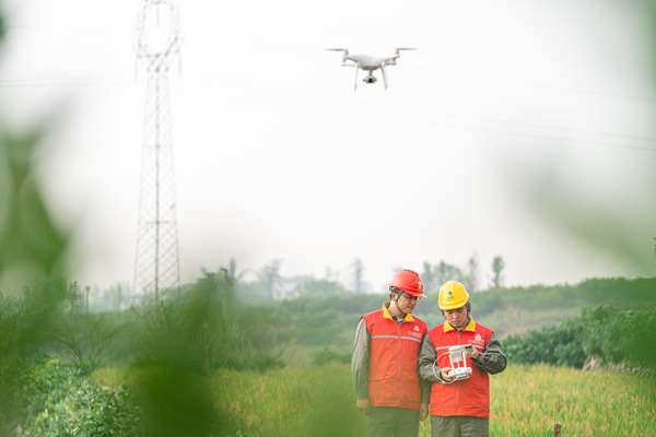 服務隊利用無人機巡檢線路安全運行。國網重慶永川供電公司供圖