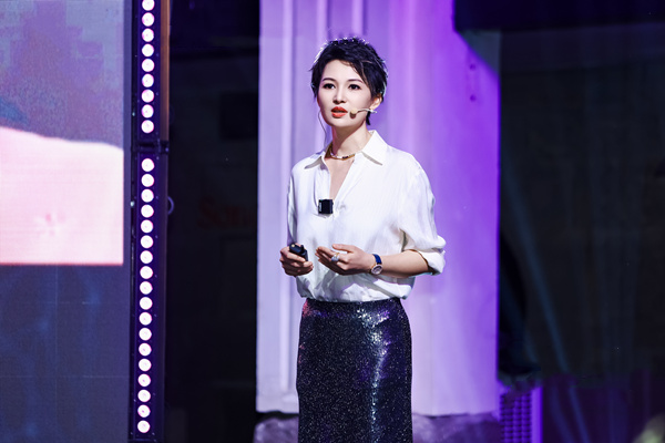 戴霞上臺發言。重慶華美整形外科醫院供圖