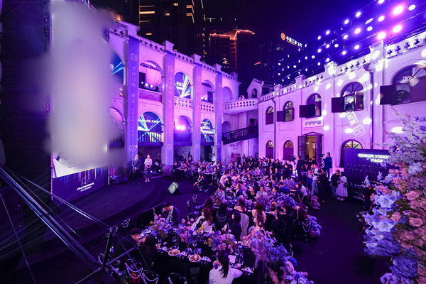 艾君現場直播案例打造。重慶華美整形外科醫院供圖