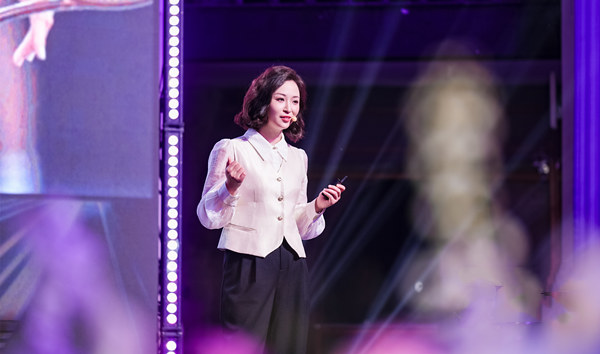 方紅梅上臺發言。重慶華美整形外科醫院供圖