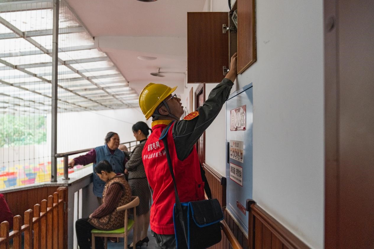 對敬老院用電設備進行安全檢查。國網重慶永川供電公司供圖