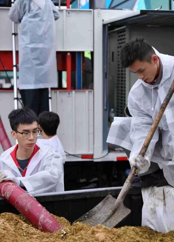 星光車載谷物干燥機現場演示了讓糧食速干的高科技。主辦方供圖