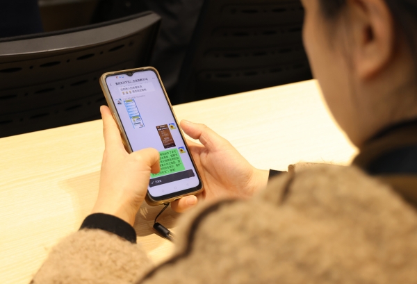 網格員“一鍵”轉發普法海報。馮燕攝