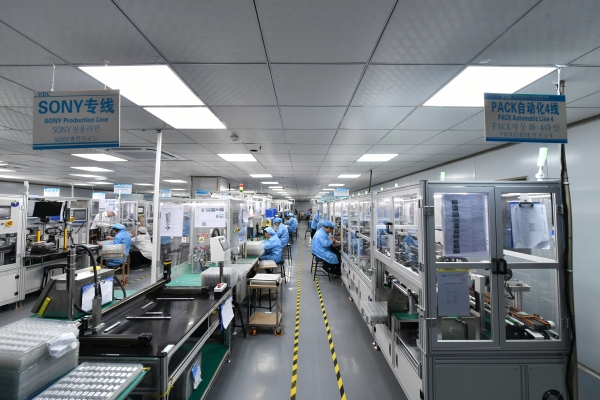 紫建電子工人們正在進行電池的PACK生產。開州區委宣傳部供圖