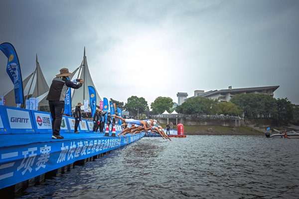 參賽選手魚躍入水。主辦方供圖