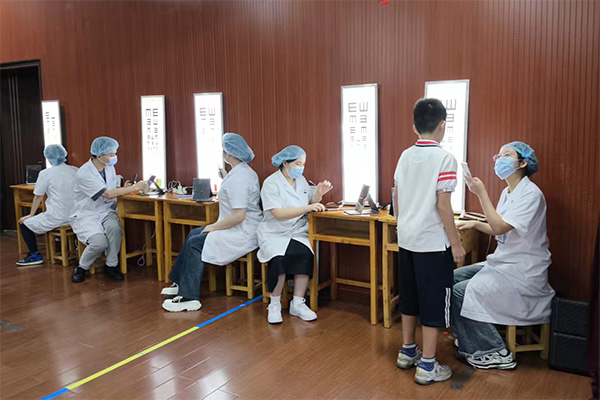 視力檢查現場。重慶華廈眼科醫院供圖