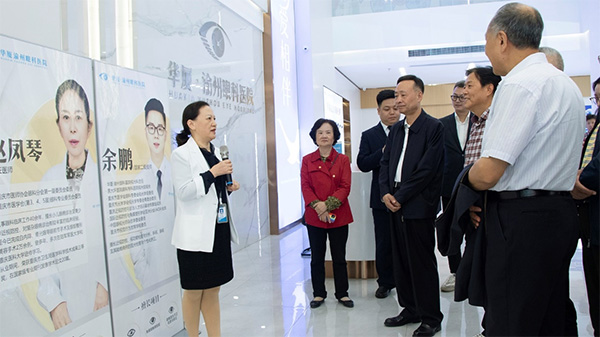 參觀交流活動現場。華廈渝州眼科醫院供圖