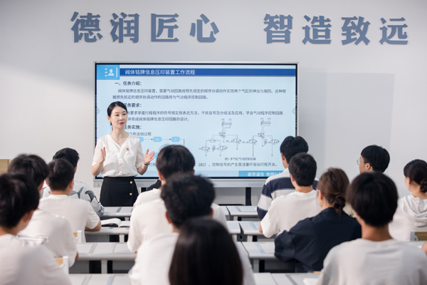 學生在智慧教室學習專業理論知識。學校供圖