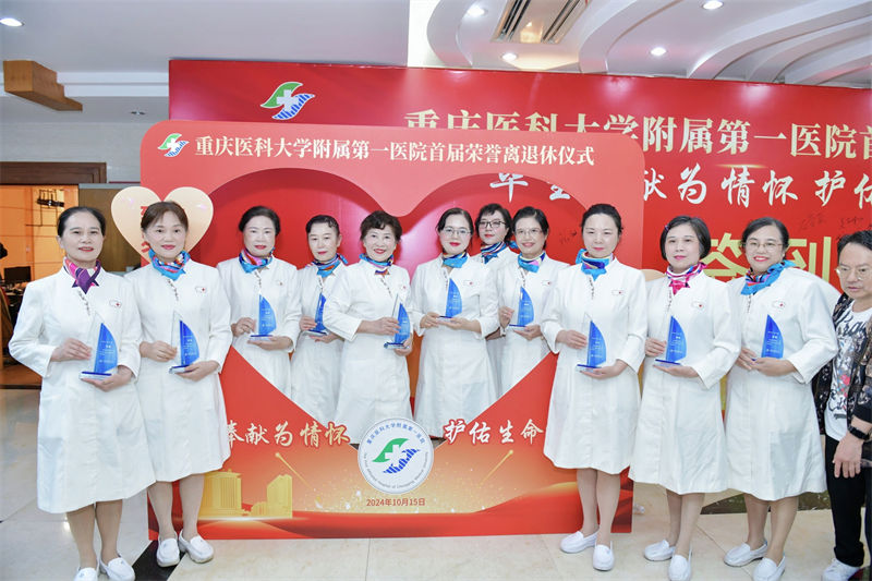 “夕陽紅”南丁格爾志愿者導醫隊