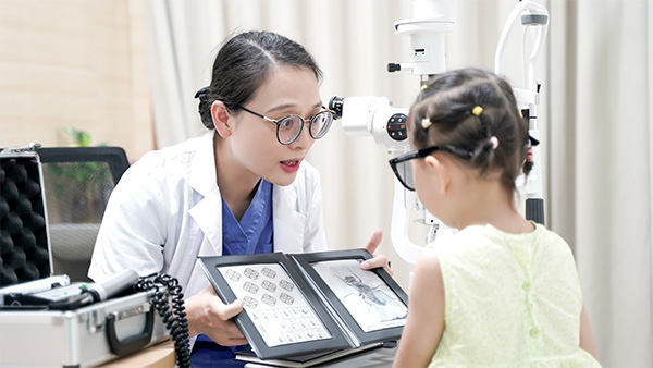 醫生為孩子檢查視力情況。重慶華廈眼科醫院供圖