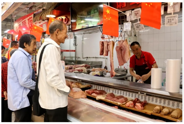 李謂玉在幫助鄰居買菜。李歆宇攝