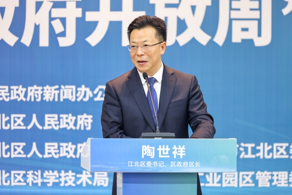 江北區委書記、區長陶世祥與企業代表交流。江北區委宣傳部供圖