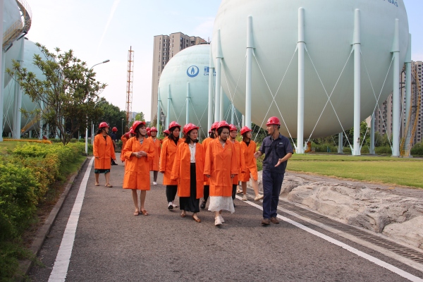 市民代表走進重慶燃氣集團輸配分公司頭塘儲配站。江北區委宣傳部供圖
