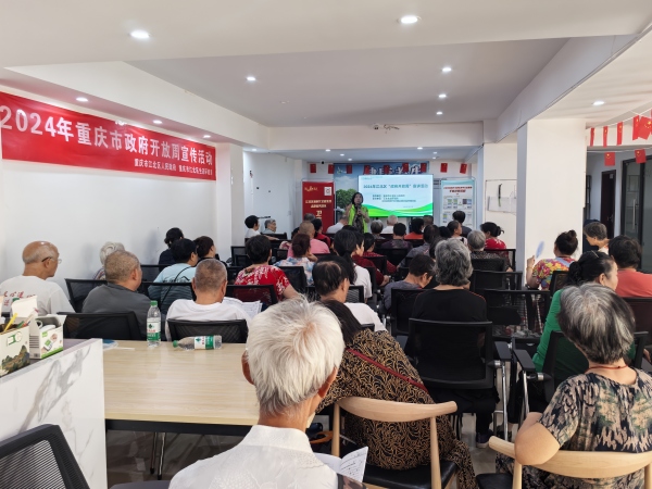 區生態環境局工作人員在政府開放周活動現場向市民做宣講。江北區委宣傳部供圖