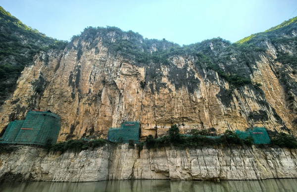 《巫山縣大寧河龍門寨危巖治理工程》。7月5日，巫山縣地質災害防治中心啟動巫山縣大寧河龍門寨危巖治理工程，主要建設內容包括清除危巖1.66萬立方米，對4處危巖采取錨索（桿）加固（用量1458根），對溶洞采取注漿填充封閉，設置覆蓋式引導防護系統2萬平方米，并進行生態修復。吳月旭攝