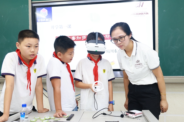 《別開生面的開學第一課》。9月18日，重慶市規劃和自然資源局地災防治科普宣傳隊、川東南地質大隊科普員走進渝北區大盛學校，為該校五年級、六年級的同學們帶來了一堂別開生面的地質災害防治科普“開學第一課”。圖為科普員艾大利（右）指導同學們利用VR設備體驗地災發生場景。曾英豪攝