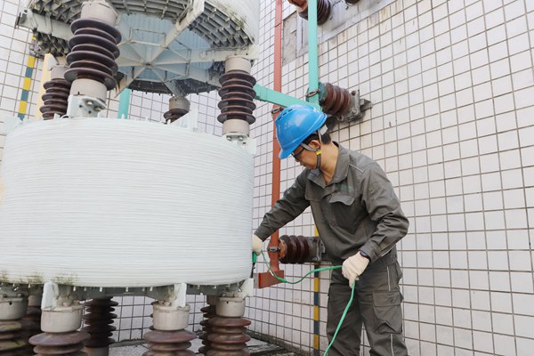 電力員工做電抗器直流電阻測試前準備。國網重慶永川供電公司供圖
