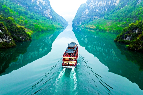 游客乘坐游船暢游烏江畫廊，感受青山碧水的生態之美。彭水縣委宣傳部供圖