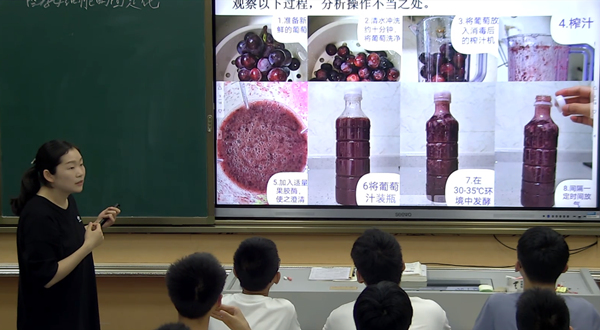 劉杰開展實驗教學。受訪者供圖