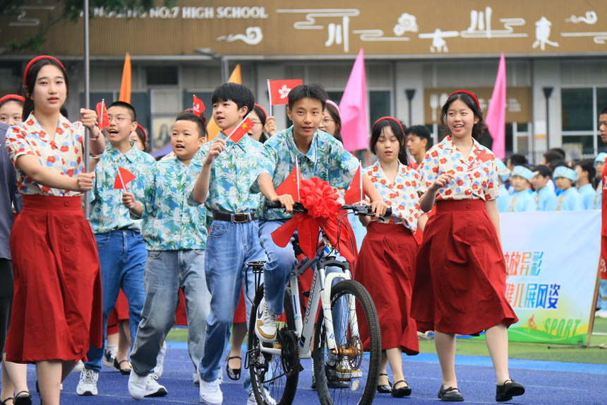 重溫九零年代的時尚。學校供圖