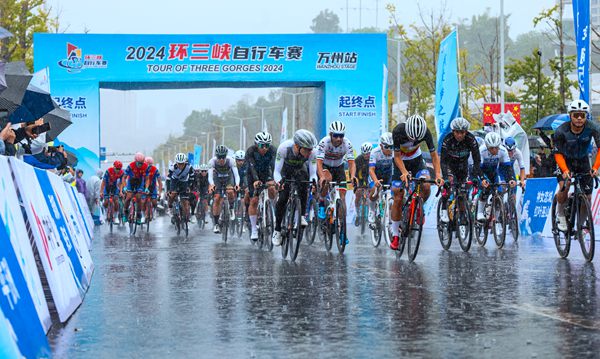 萬州區北濱大道一段，自行車選手從體育場出發。冉孟軍攝