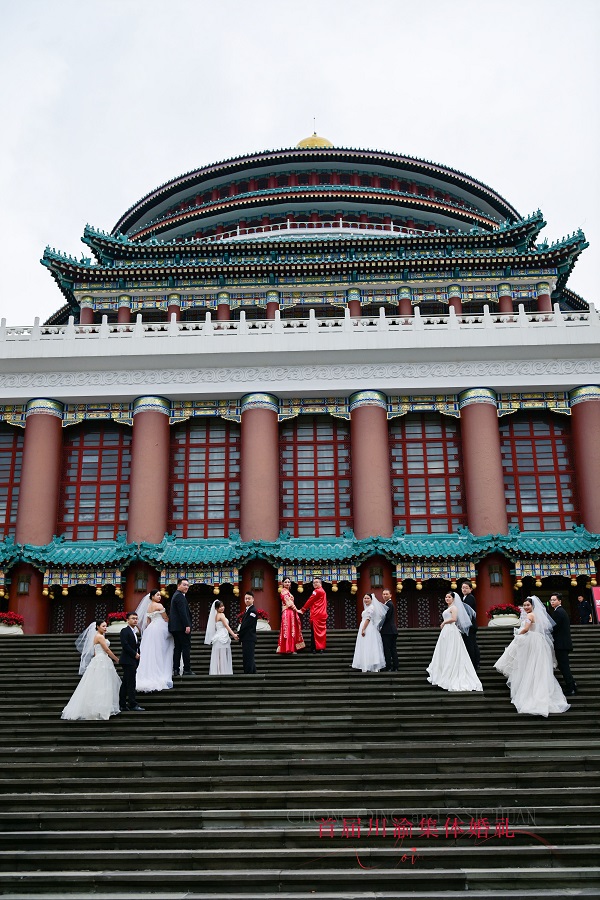 新人們在大禮堂外留影。主辦方供圖