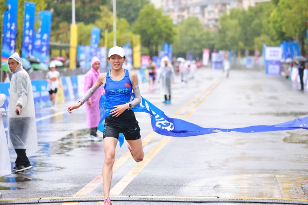 選手撞線瞬間。主辦方供圖