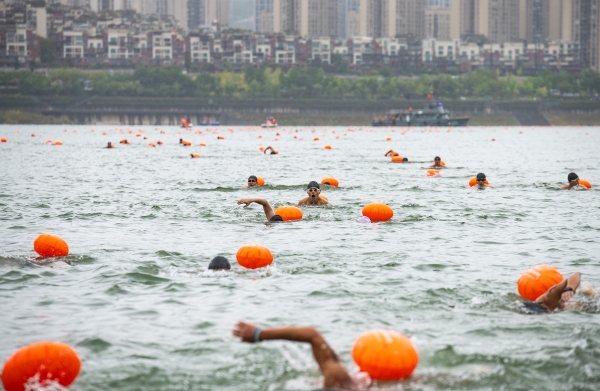 橫渡長江，暢游三峽。冉孟軍攝