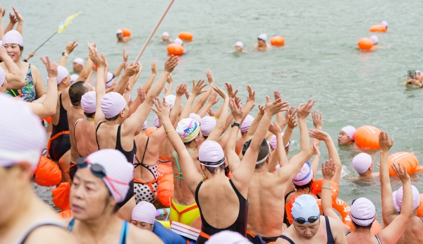 萬州區北濱路商圈，完成比賽的選手振臂高呼。黃建樺攝