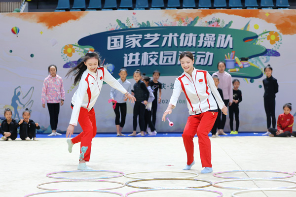 丁欣怡（左）、王瀾靜（右）與小隊員們做游戲。向詩佳攝