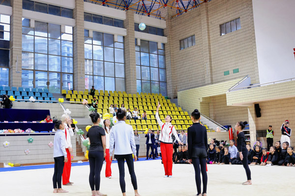 國家隊與小隊員們做游戲。向詩佳攝