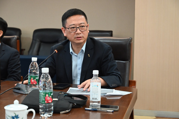 袁洪峰發言。重慶愛爾眼科醫院總院供圖