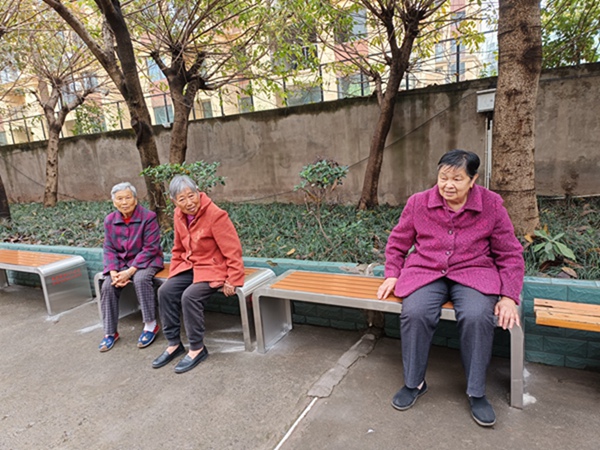 新增長椅方便居民休閑。長生橋鎮社工站供圖