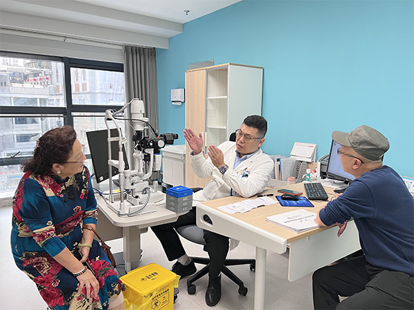 劉軍奇為患者講解眼部問題。重慶普瑞眼科醫院供圖