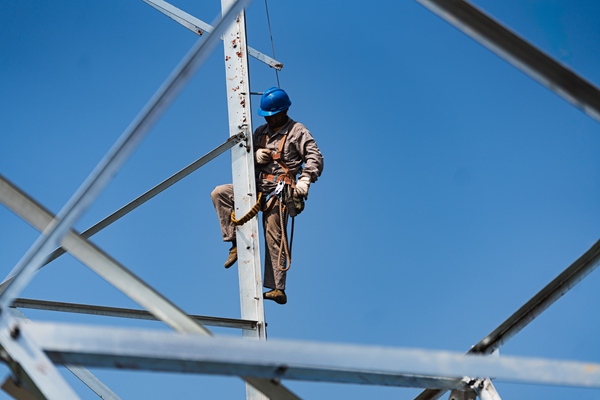 施工作業人員登塔工作。國網重慶永川供電公司供圖