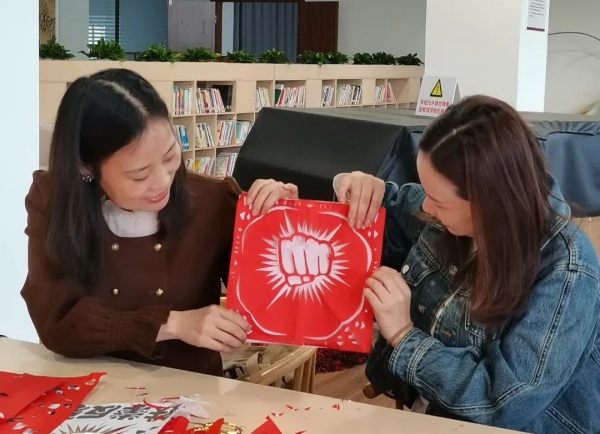 居民創作剪紙作品。吳恒斌攝