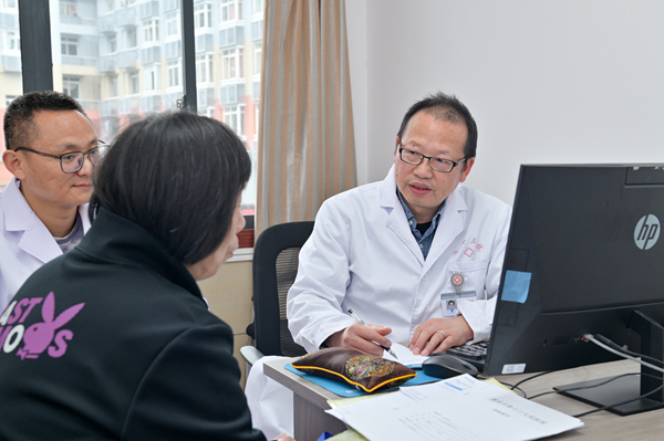 患者在名中醫診室就診。重慶市第十三人民醫院供圖