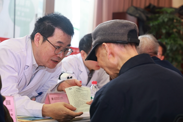 老年人在義診活動現場問診。曾英豪攝