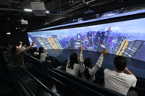 游客體驗“重慶2088未來之旅”?；顒臃焦﹫D