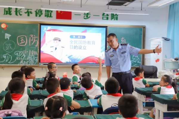 國防校外輔導員進校園。歇臺子小學供圖