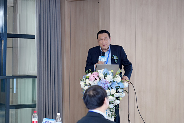 葛堅分享課題現場。重慶普瑞眼科醫院供圖