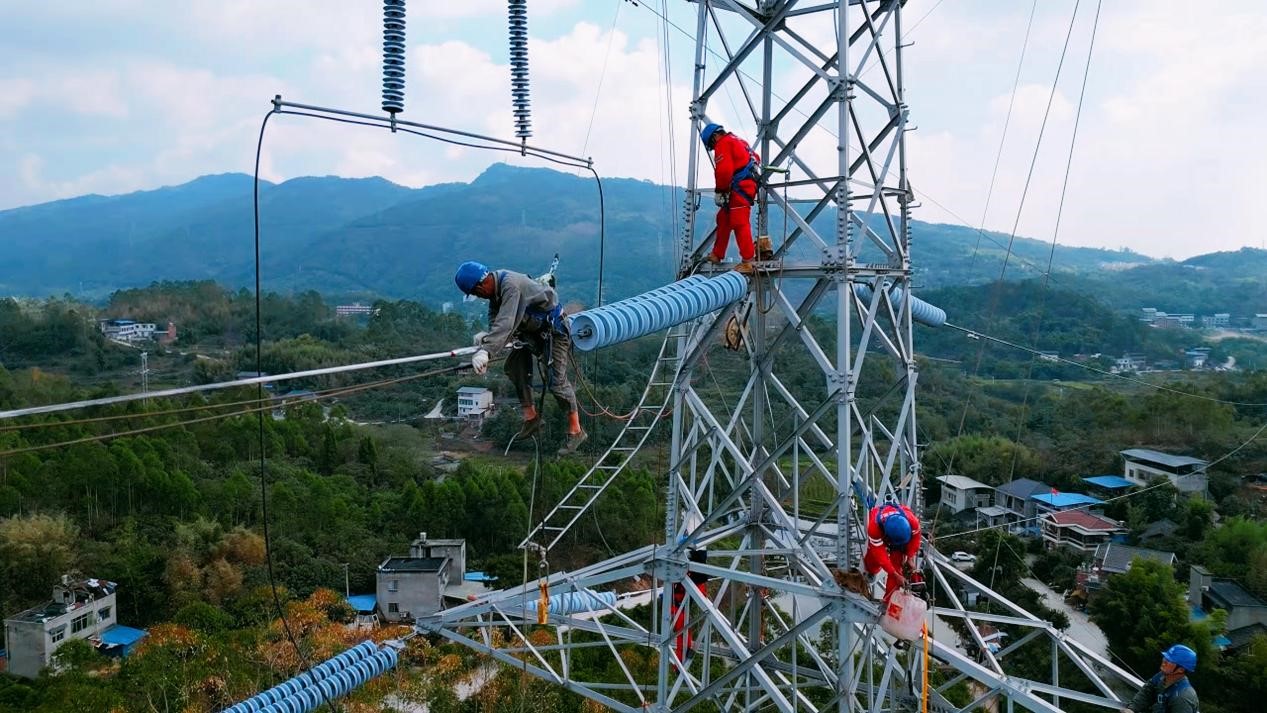 工作人員分工合作，開展塔上作業。國網重慶永川供電公司供圖