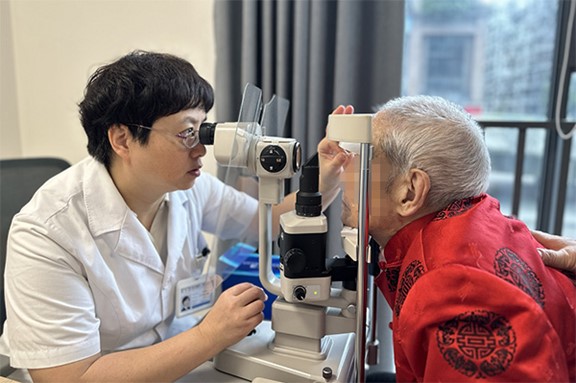 張曉城給老人做眼部檢查。重慶南坪愛爾眼科醫院供圖